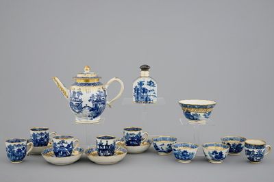 Een deel van een Chinees blauw-wit en verguld theeservies met landschapsdecor, Qianlong, 18e eeuw