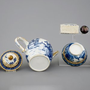 Een deel van een Chinees blauw-wit en verguld theeservies met landschapsdecor, Qianlong, 18e eeuw — foto 8