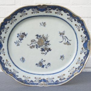 Een deel van een Chinees blauwwit en verguld servies, Qianlong — foto 14
