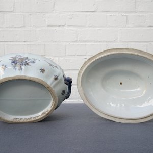 Een deel van een Chinees blauwwit en verguld servies, Qianlong — foto 5