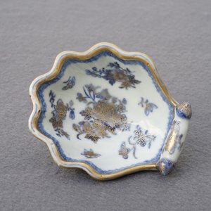 Een deel van een Chinees blauwwit en verguld servies, Qianlong — foto 8