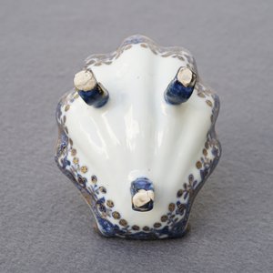 Een deel van een Chinees blauwwit en verguld servies, Qianlong — foto 9
