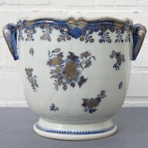 Een deel van een Chinees blauwwit en verguld servies, Qianlong — foto 10