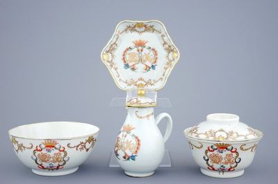 Een deel van een Chinees famille rose en verguld theeservies, Qianlong, 18e eeuw