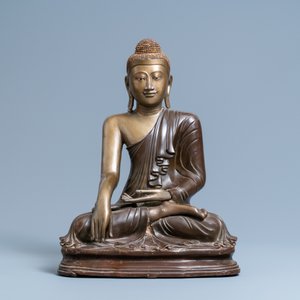 Een deels gelakte bronzen figuur van Boeddha, Mandalay, Birma, 18/19e eeuw — foto 2