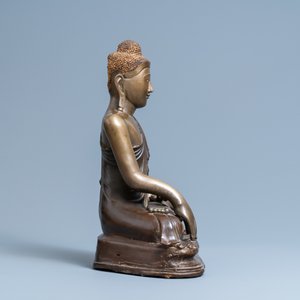 Een deels gelakte bronzen figuur van Boeddha, Mandalay, Birma, 18/19e eeuw — foto 3