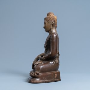 Een deels gelakte bronzen figuur van Boeddha, Mandalay, Birma, 18/19e eeuw — foto 5