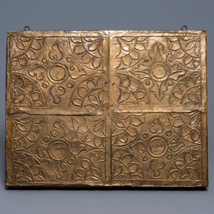 Een deels vergulde bronzen plaquette met turkoois en koraal ingelegd, Tibet of Nepal, 19e eeuw — foto 2