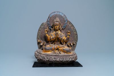 Een deels vergulde en gepolychromeerde figuur van de vierarmige Avalokitesvara, Mongolië, 17/18e eeuw