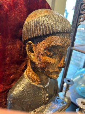Een deels vergulde en gepolychromeerde houten sculptuur van een monnik met kist, wellicht Spanje, 16e eeuw — foto 1