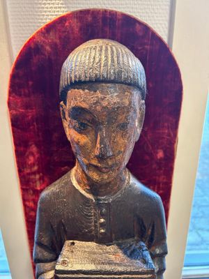Een deels vergulde en gepolychromeerde houten sculptuur van een monnik met kist, wellicht Spanje, 16e eeuw — foto 4