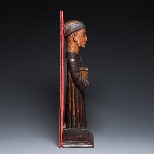 Een deels vergulde en gepolychromeerde houten sculptuur van een monnik met kist, wellicht Spanje, 16e eeuw — foto 3