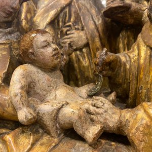 Een deels vergulde polychrome houten groep met 'De Besnijdenis', Vlaanderen, 16e eeuw — foto 32