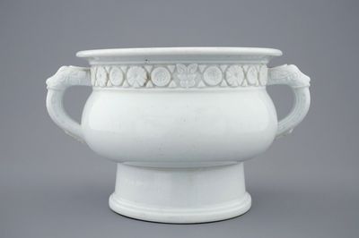 Een Dehua blanc de Chine wierookbrander met reliëf- en onderglazuurdecor, Kangxi