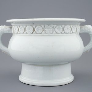 Een Dehua blanc de Chine wierookbrander met reliëf- en onderglazuurdecor, Kangxi — foto 1