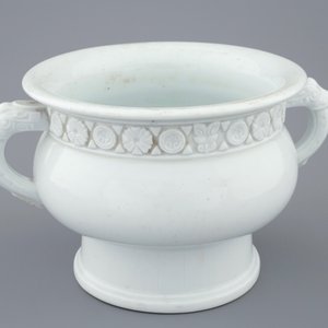 Een Dehua blanc de Chine wierookbrander met reliëf- en onderglazuurdecor, Kangxi — foto 2