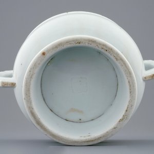 Een Dehua blanc de Chine wierookbrander met reliëf- en onderglazuurdecor, Kangxi — foto 3
