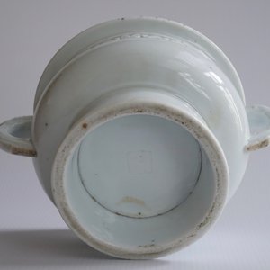 Een Dehua blanc de Chine wierookbrander met reliëf- en onderglazuurdecor, Kangxi — foto 7