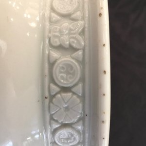Een Dehua blanc de Chine wierookbrander met reliëf- en onderglazuurdecor, Kangxi — foto 8