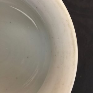 Een Dehua blanc de Chine wierookbrander met reliëf- en onderglazuurdecor, Kangxi — foto 9