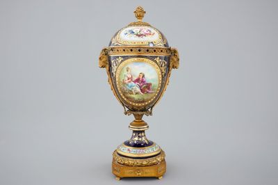 Een dekselcoupe in Sèvres porselein met bronsmontuur, 19e eeuw