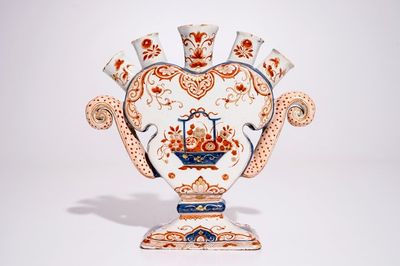 Een Delft doré hartvormige tulpenvaas, vroeg 18e eeuw