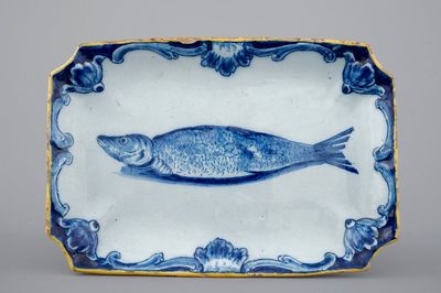 Een Delfts aardewerken blauw-wit rechthoekig haringbord, 18e eeuw