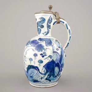 Een Delfts aardewerken chinoiserie kruik, 17e eeuw en een steengoed beker, 15e eeuw — foto 3