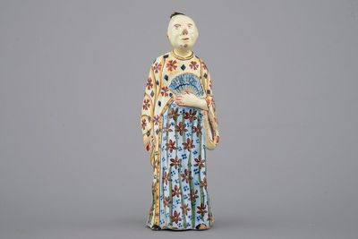 Een Delfts aardewerken figuur van een Chinees met gele fondkleur, 18e eeuw