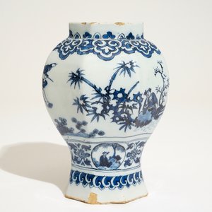 Een Delfts blauw-wit octagonaal chinoiserie vaasje, 17e eeuw — foto 2