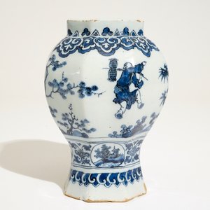 Een Delfts blauw-wit octagonaal chinoiserie vaasje, 17e eeuw — foto 3