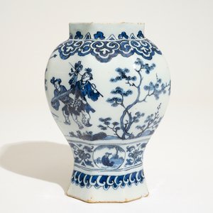Een Delfts blauw-wit octagonaal chinoiserie vaasje, 17e eeuw — foto 4