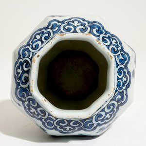 Een Delfts blauw-wit octagonaal chinoiserie vaasje, 17e eeuw — foto 5