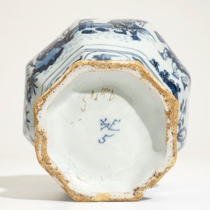 Een Delfts blauw-wit octagonaal chinoiserie vaasje, 17e eeuw — foto 6