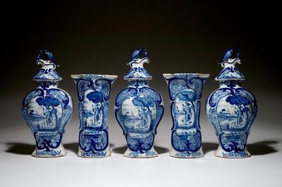 Een Delfts blauw-wit vijfdelig kaststel met een jager, 19e eeuw