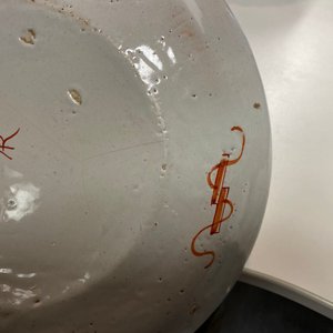 Een Delfts doré bord met een pauw, 18e eeuw — foto 4