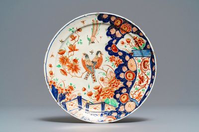 Een Delfts doré chinoiserie bord met vogels bij bloesems, begin 18e eeuw
