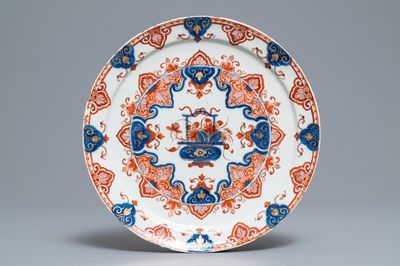 Een Delfts doré Imari-stijl bord met bloemenmand, 18e eeuw