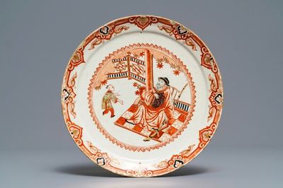 Een Delfts doré Imari-stijl bord met chinoiserie decor, 18e eeuw
