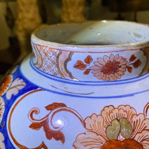 Een Delfts doré Imari-stijl chinoiserie dekselvaas, 1e kwart 18e eeuw — foto 14