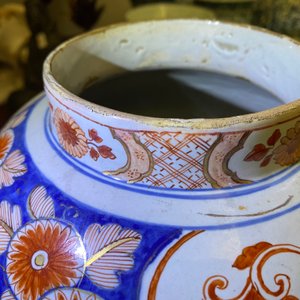 Een Delfts doré Imari-stijl chinoiserie dekselvaas, 1e kwart 18e eeuw — foto 15