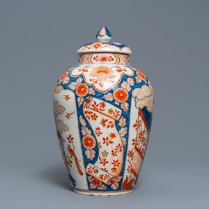 Een Delfts doré Imari-stijl chinoiserie dekselvaas, 1e kwart 18e eeuw — foto 2