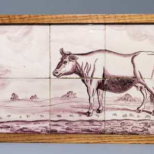 Een Delfts mangaan tegeltableau met een koe, 18e eeuw — foto 1