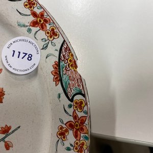Een Delfts petit feu chinoiserie bord met floraal decor, 18e eeuw — foto 4
