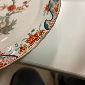 Een Delfts petit feu chinoiserie bord met floraal decor, 18e eeuw — foto 5