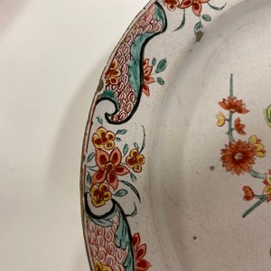 Een Delfts petit feu chinoiserie bord met floraal decor, 18e eeuw — foto 6