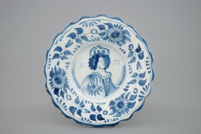 Een Delfts plooibordje met portret van Queen Mary, eind 17e eeuw