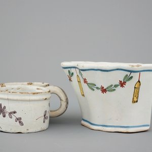 Een Delfts vergiet, een bouquetière en een azijnhouder in Franse faience, 18e eeuw — foto 5