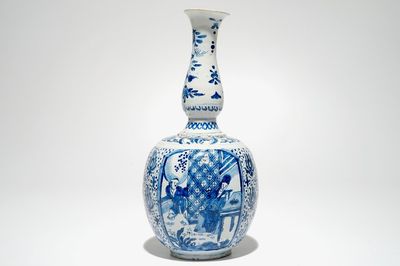 Een Delftse blauw-witte chinoiserie kalebasvaas, gemerkt, ca. 1700