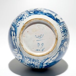 Een Delftse blauw-witte chinoiserie kalebasvaas, gemerkt, ca. 1700 — foto 4